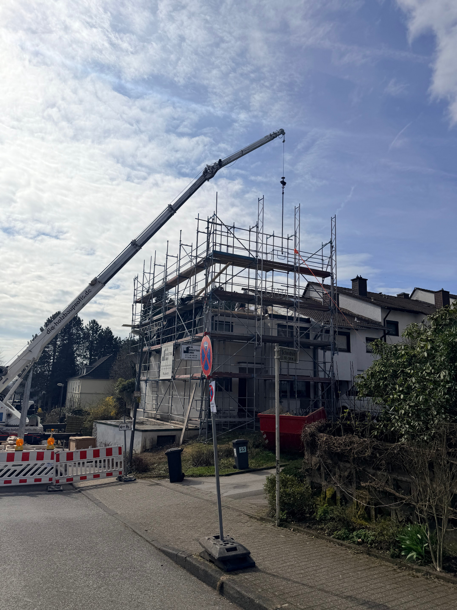 Baustelle mit Gerüst und Kran