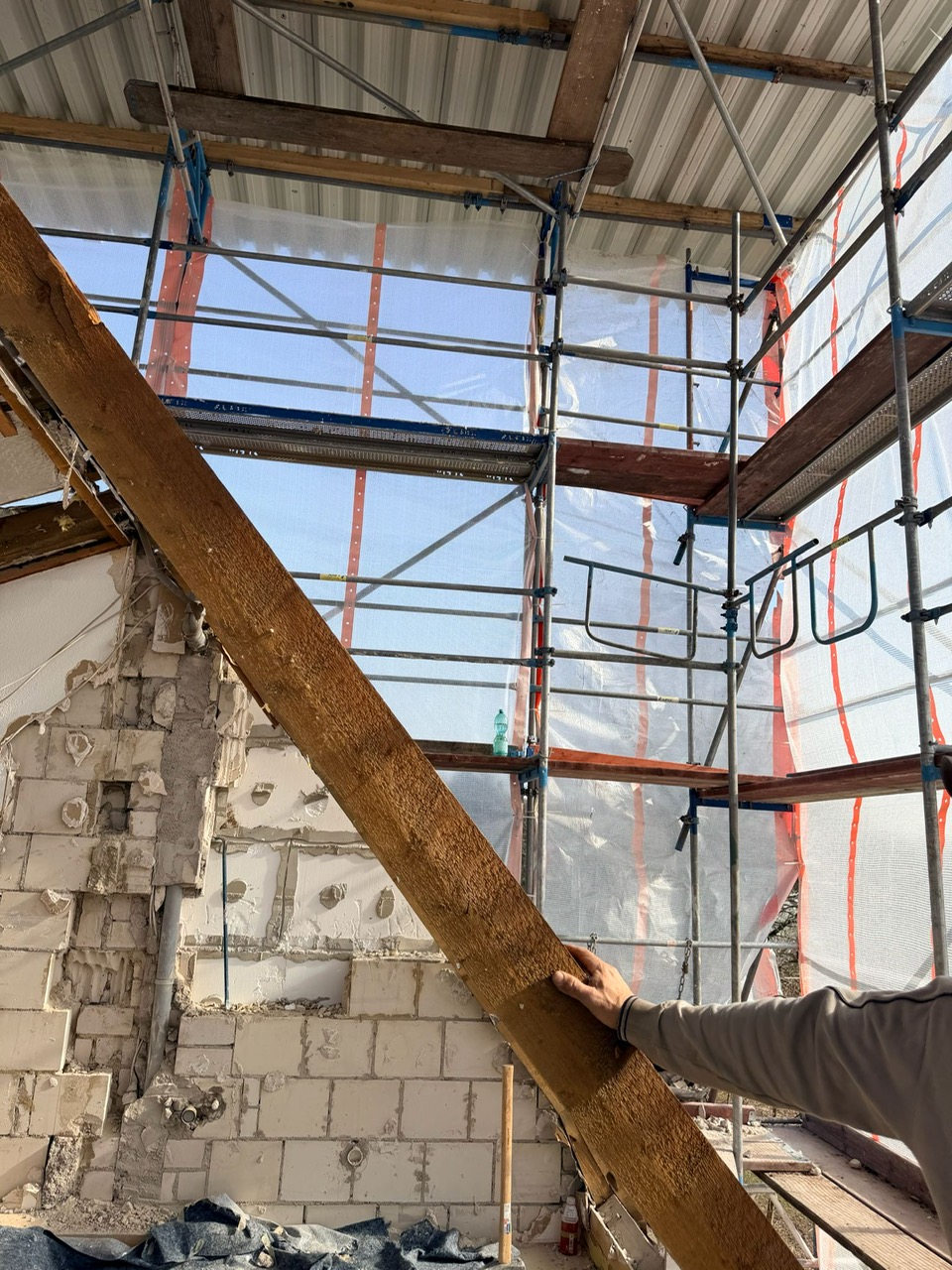 Ausbau eines bestehenden Holzbauteils im geöffneten Dachgeschoss