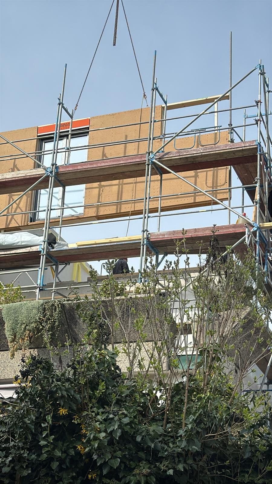 Neue Holzrahmenbauwand der Aufstockung während der Montage