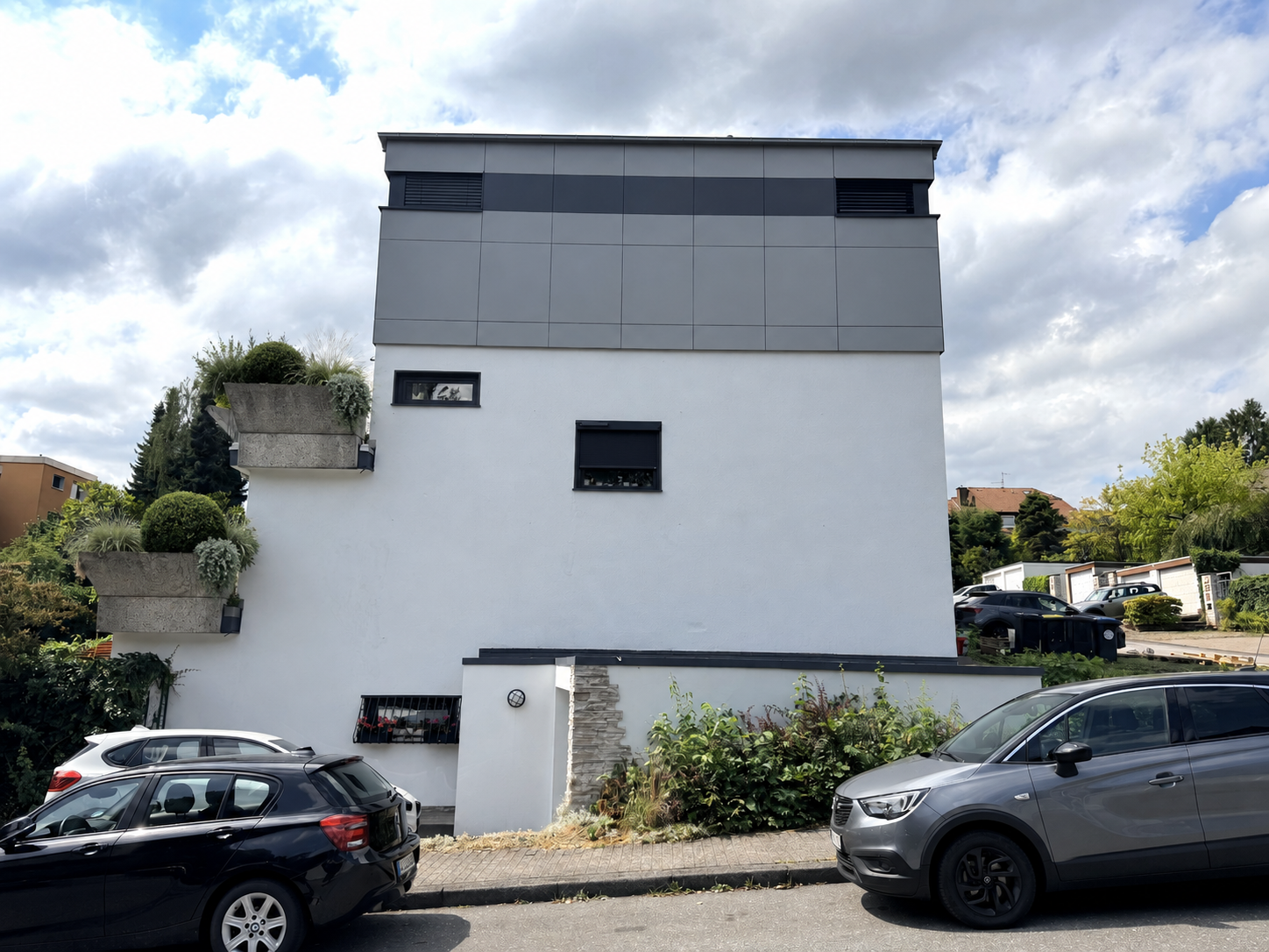 Aufgestocktes Wohnhaus im Straßenraum