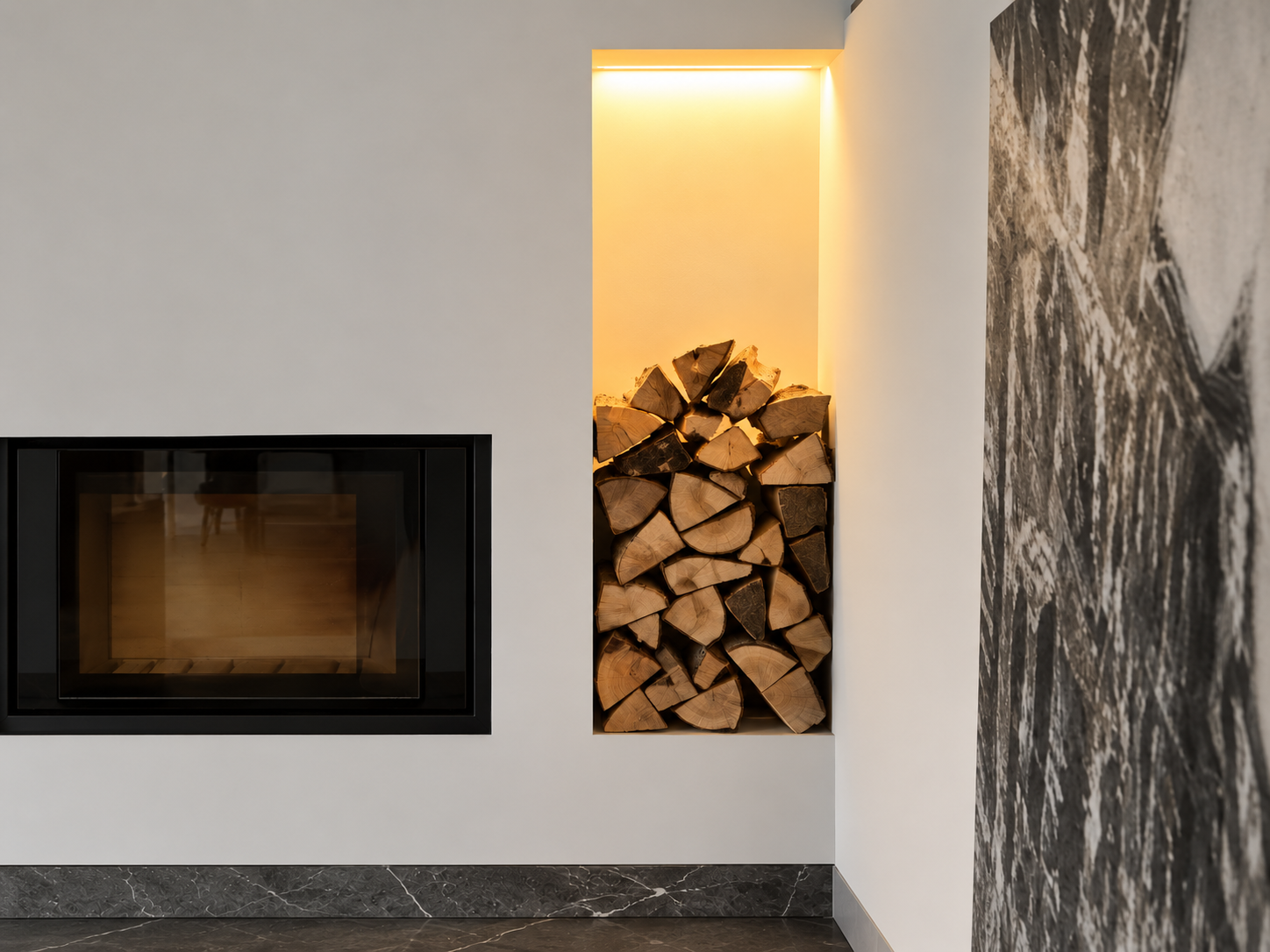 Fertiger Kamin mit beleuchtetem Holzfach als räumliches Detail