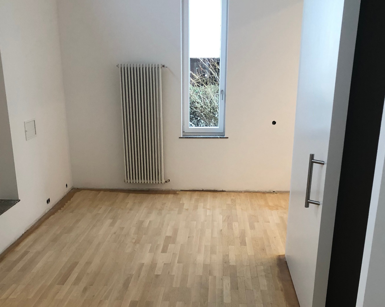 Wohnbereich mit hellem Holzparkett als Ausgangssituation