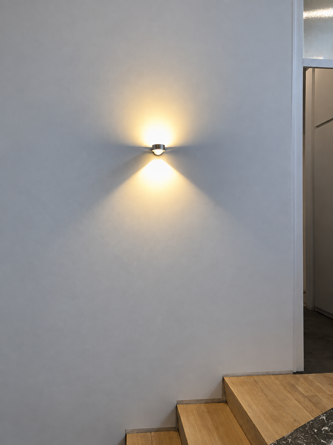 Wandleuchte mit gerichteter Lichtwirkung an der Treppe – bereinigter Bildausschnitt