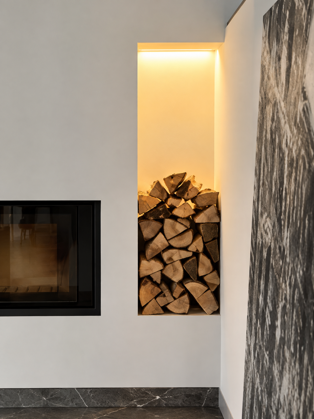 Begradigte und bereinigte Ansicht des Kamins mit beleuchtetem Holzfach