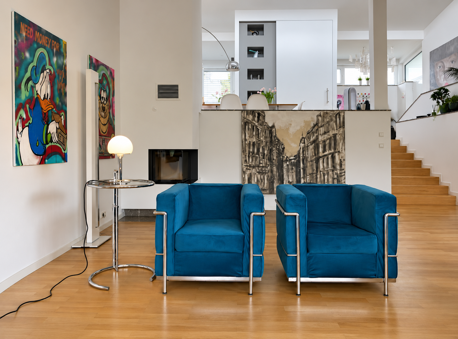 Wohnbereich mit zwei blauen Sesseln im Designprojekt Bad Breisig