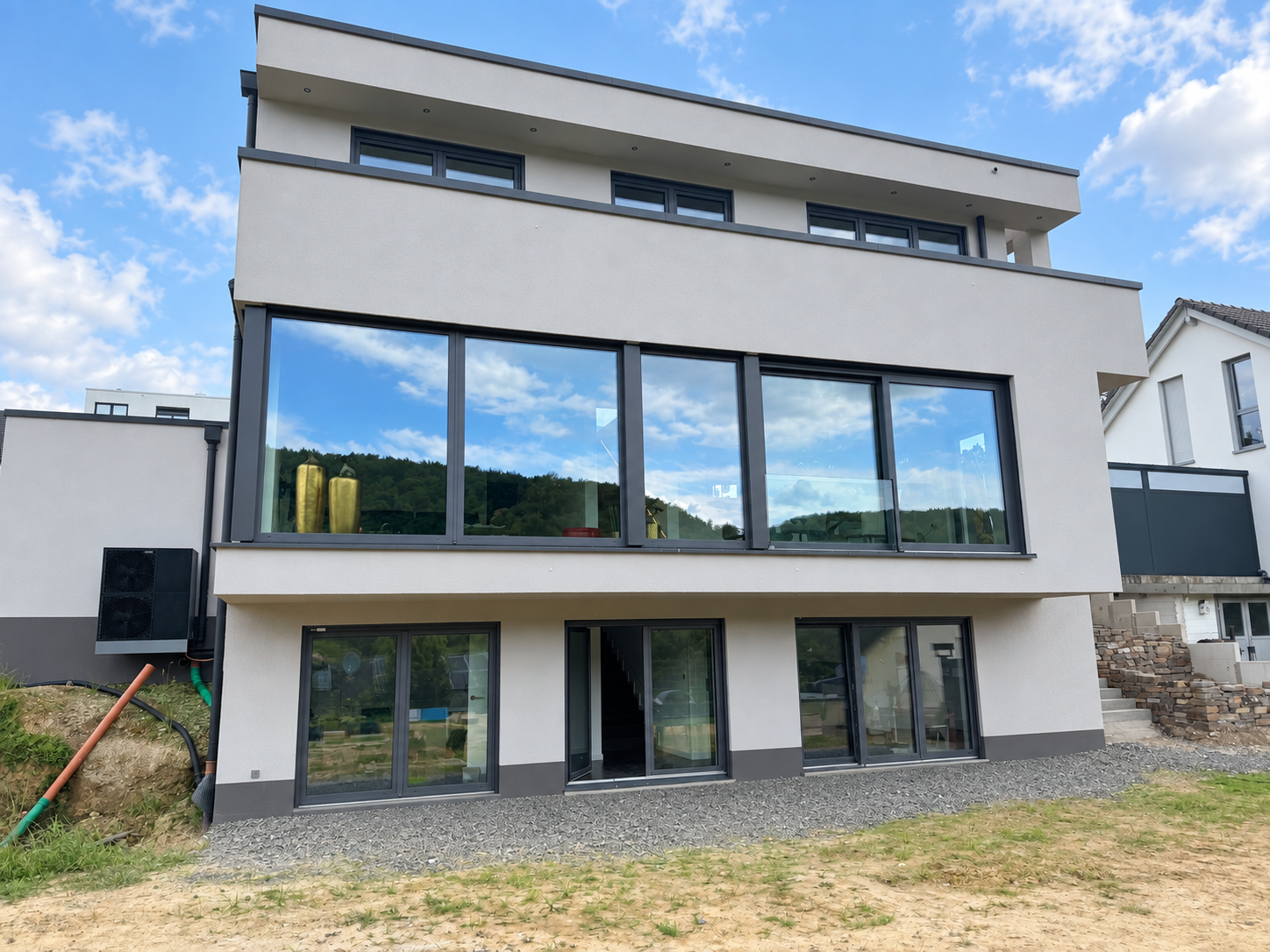 Talseitige Fassade des fertiggestellten Hauses