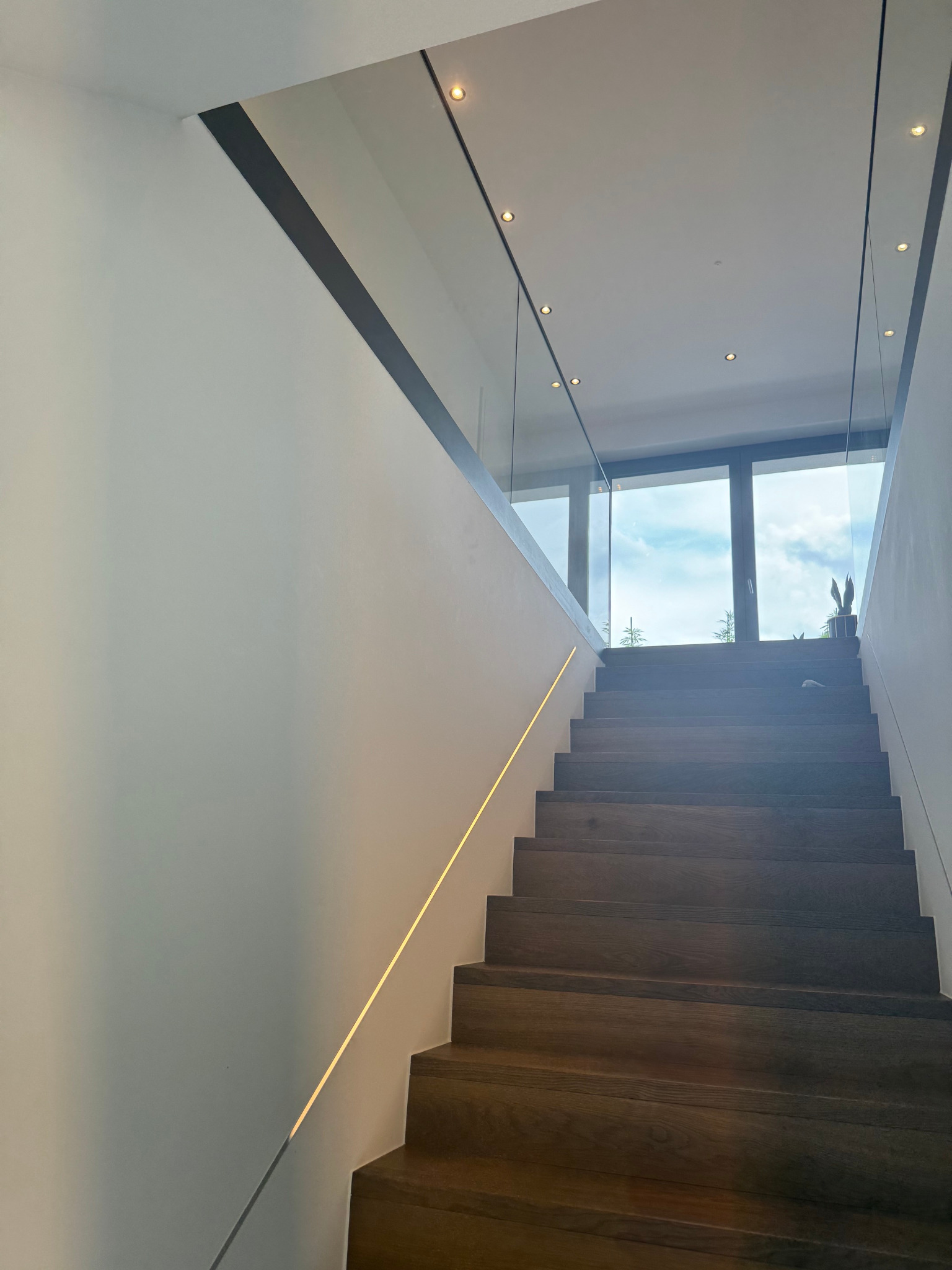 Treppe mit integriertem Lichtband