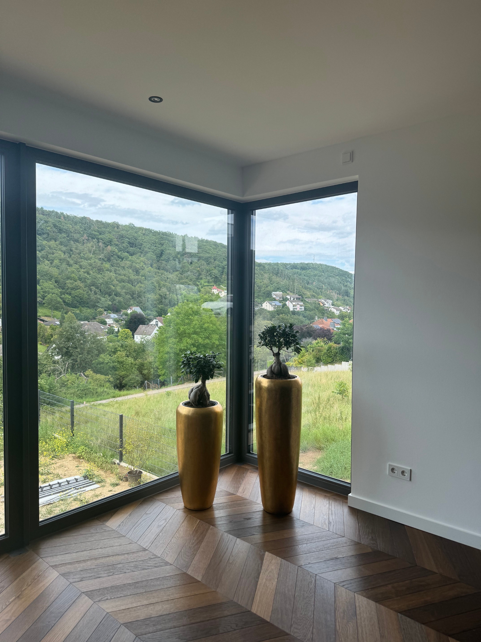 Großzügige Eckverglasung mit Blick ins Tal