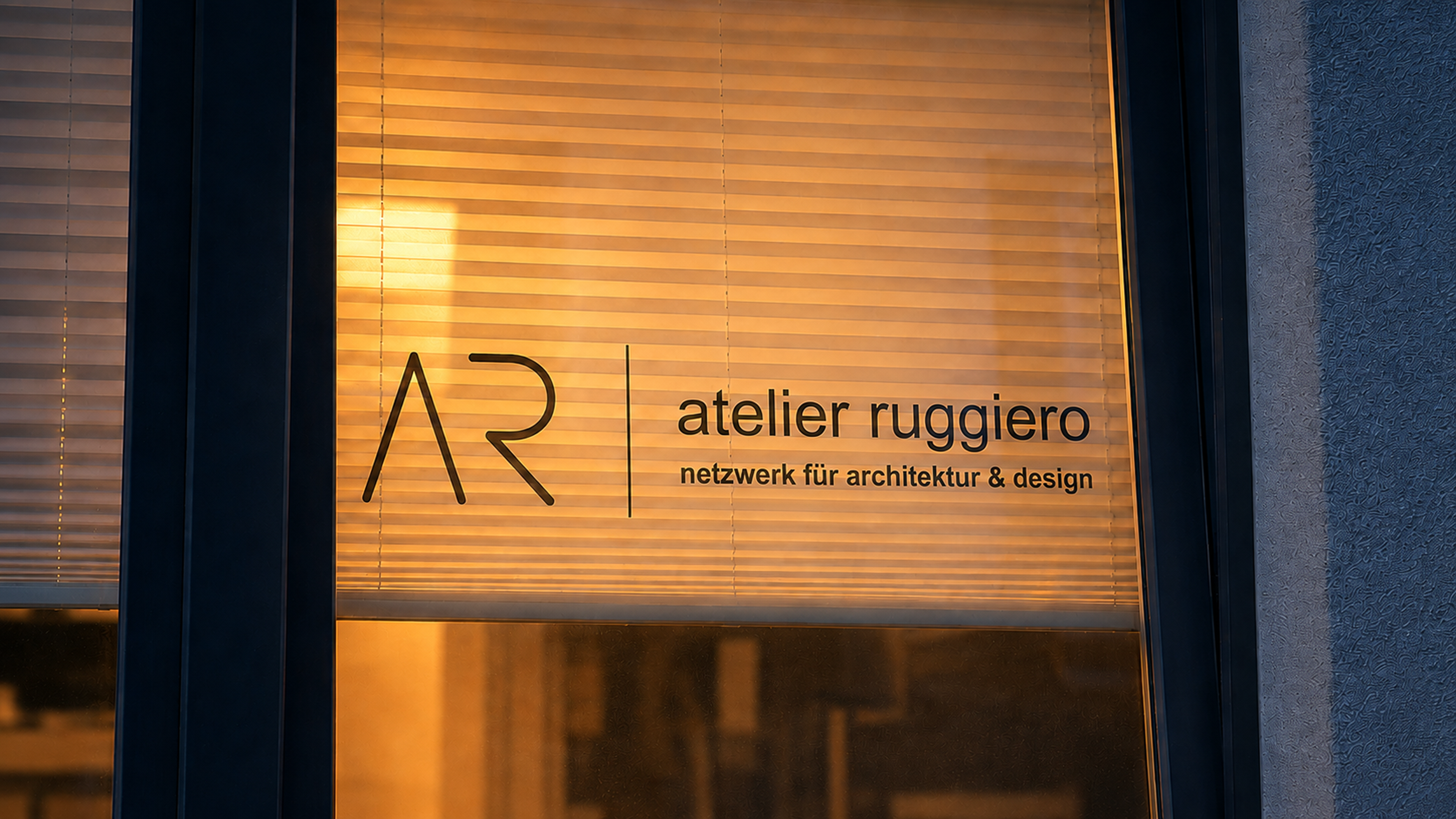 atelier ruggiero – beleuchtetes Fenster mit Logo